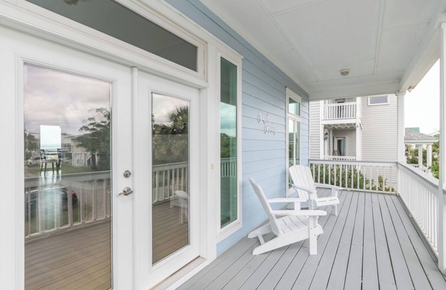 Pristine Harbor Island home, with impressive views and beach access
