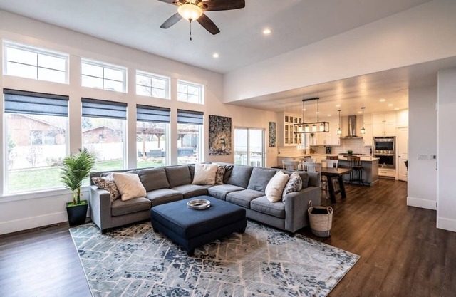 Pristine New*Home w/Hot Tub , 4 Bd 3.5 bth|Slps 18