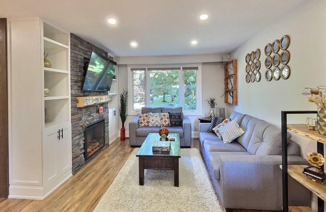 Privacy in the heart of Barrie! The waterfront is a few minutes away 🐟🚤⛵️🏖🚏🍹