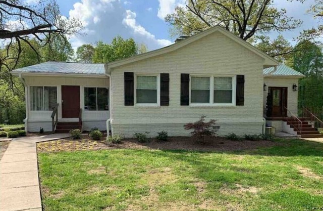 Private 3 BR Home on 17 Wooded Acres with Easy Access to Nashville