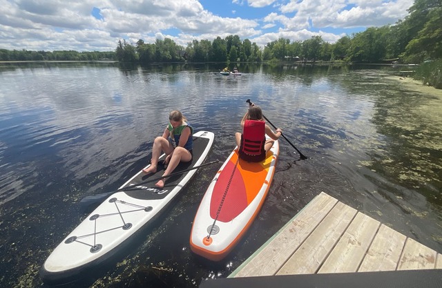 Private 3bdr cabin on Apple River kayaks, SUPS, and paddle boat. Pet friendly!