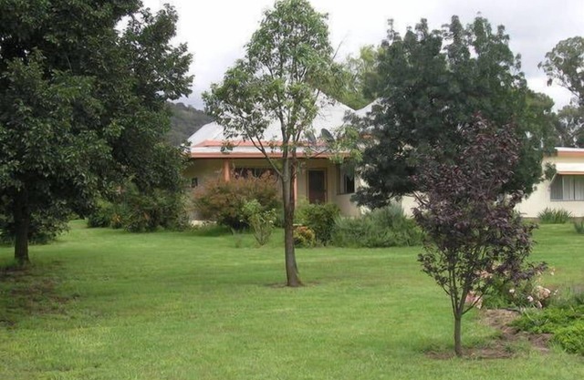 Private 4 bedroom farmhouse set in private gardens, between Mudgee & Rylstone.