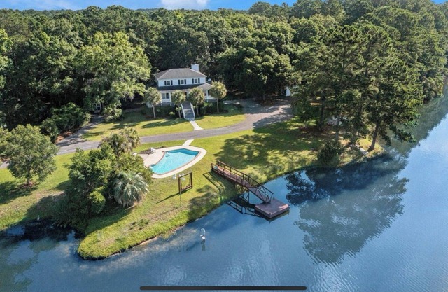 Private 4-Bedroom Lakeside Estate Sleeps 10 with Pool, Fire-pit, Wi-Fi, AC