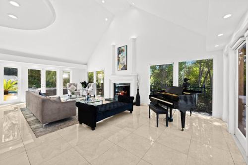Private 5 bedroom 6 bathroom Encino Estate With Pool and Jacuzzi