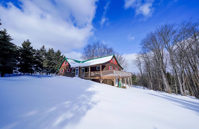 Private 5-bedroom cabin in charming Little Valley