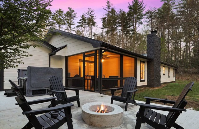 Private and Peaceful~ Hot Tub~ Fire Pit~ Game Room