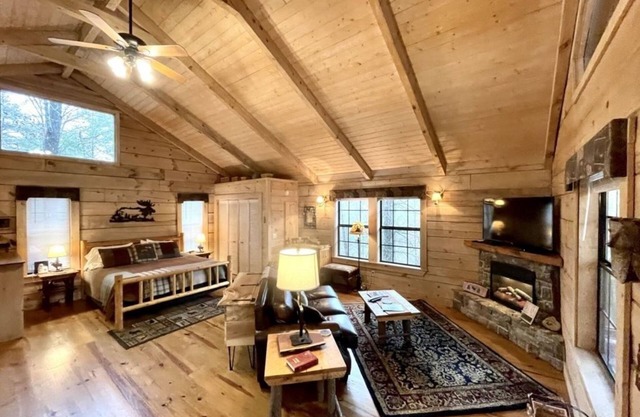 Private and Perfect! - hot tub, king bed, fireplace - dog and motorcycle friendly Studio Cabin by RedAwning