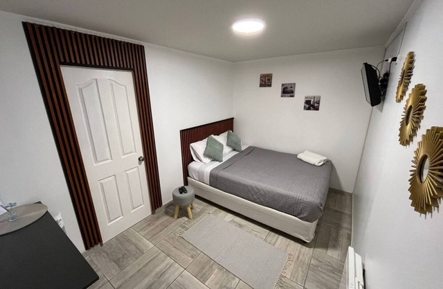 Private apartment "8 min" from the airport
