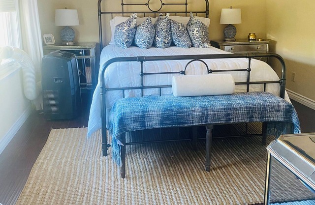 Private Bedroom/and Full Private Bathroom Close to the Beach Cities