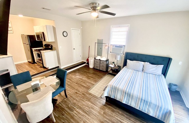 Private & Comfy Suite Guest + Private Entrance.Convenient location at Charleston