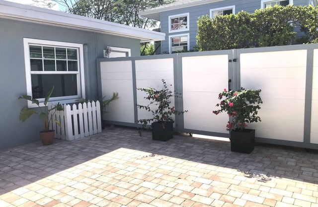 Private Cottage/Courtyard steps from Downtown Delray and The Chic Ray Hotel