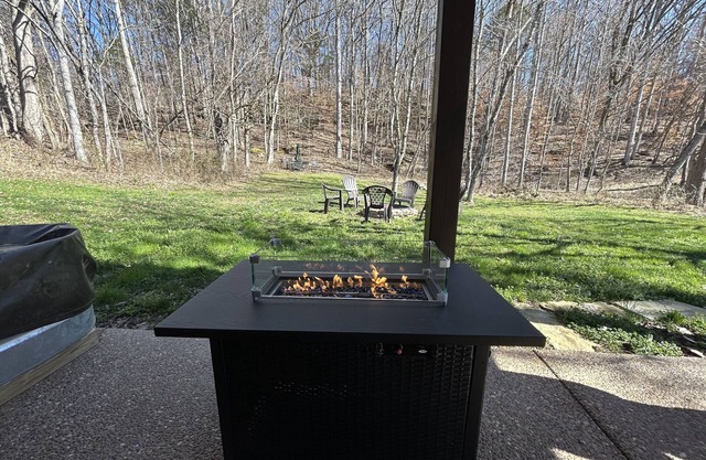 Private cottage: fire pit, stock tank, wi-fi, by Cummins Falls, TnTech, no pets