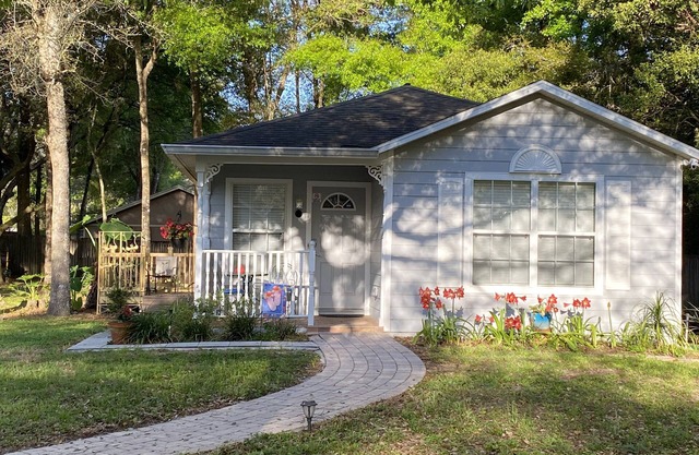 Private Cottage w/Washer/Dryer Close to Many Area Attractions