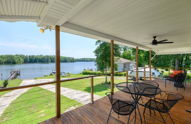 Private Dock, Plenty of Parking, Lake Toys, and Near Restaurants