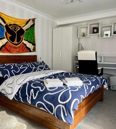 Private Flat in City Centre with Parking