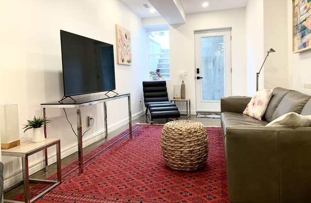 Private Full Height Suite, Close to TTC - Salem Gallery