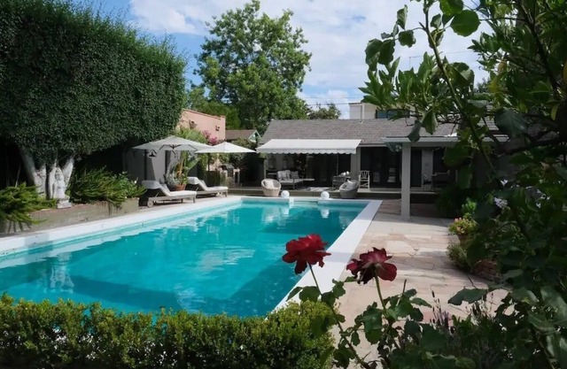 Private garden oasis-Lg. pool, deck w/ bbq.15 min- Beverly Hills & W. Hollywood.