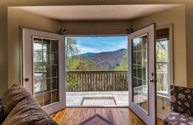Private Gorgeous Mountain View Chalet- SUPER RATES