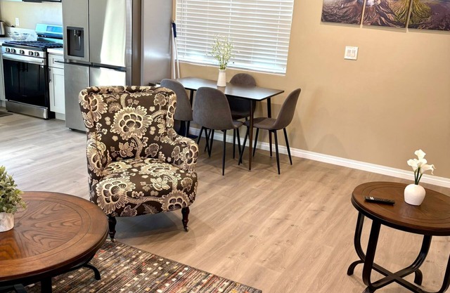 Private Guest House in Winnetka - 2bd/1ba Private Entrance and Yard Area