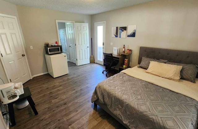 Private guest suite with separate entrance -Pet friendly