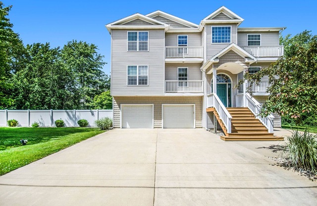 Private heated pool, Lake Michigan, tram to beach, fire pit, gas grill