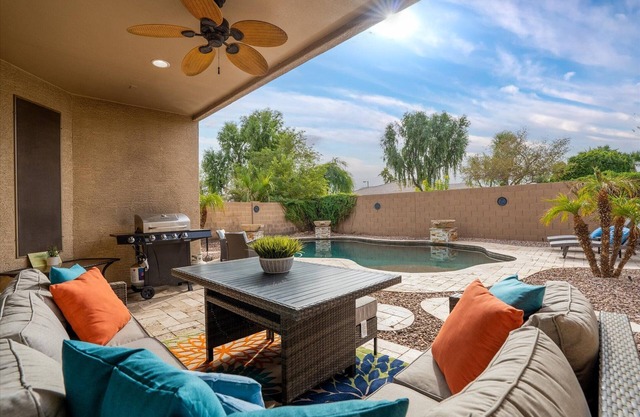 Private Heated Pool 4-BR Home w/BBQ & Yard