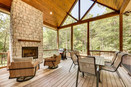 Private Hot Tub Cabin 13 Mi to Broken Bow Lake