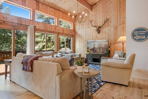 Private Hot Tub, Pet Friendly, 2 Living Rooms, Kitchen Plus Kitchenette, On Shuttle Route