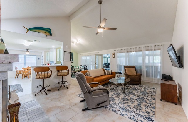 Private Hot Tub, Stone Floors, Tall Fenced Yard, Fire Pit, & BBQ Grill