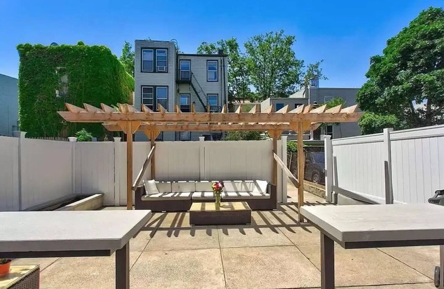 Private Jersey City Retreat w/Backyard Bonfire & Grill · 20mins to NYC