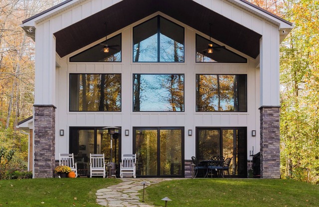 Private Lakehouse getaway with all modern comforts.