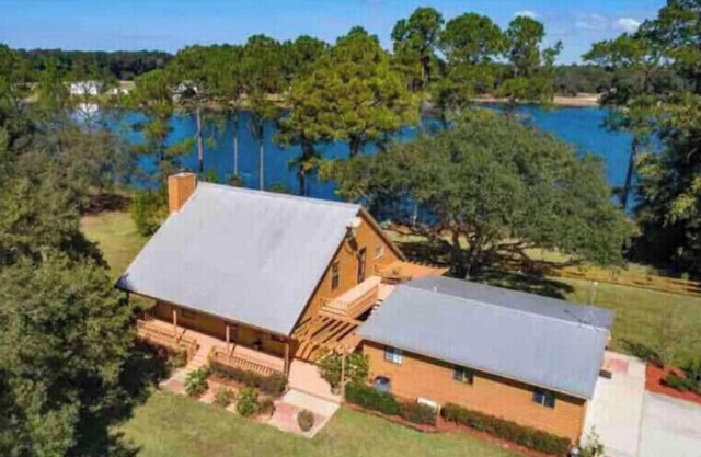 Private lakeside cabin with fire pit, GAME ROOM, kayaks.