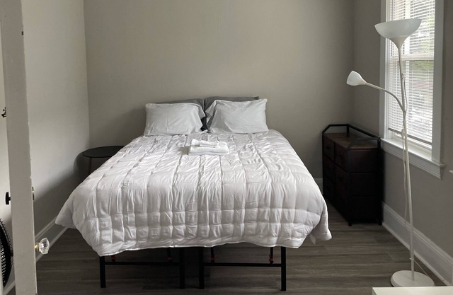 Private Little Italy Room near University Hospital + CWRU