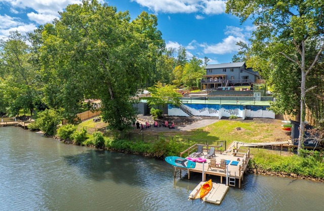 Private Luxe Lakefront Mansion: Swimspa, Pickleball, Basketball, Kayaks+ More!