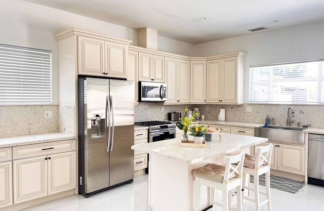 Private Luxury Home w/5 Beds and Large Backyard