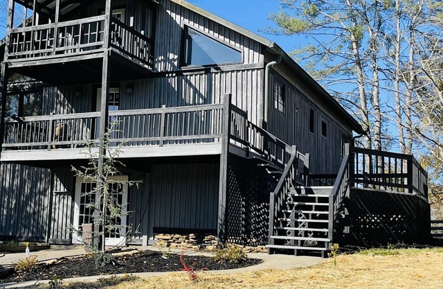 Private: newly renovated barndominium on 5 acres country