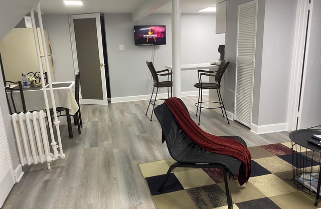 Private one-bedroom apartment with separate entrance + free parkingn