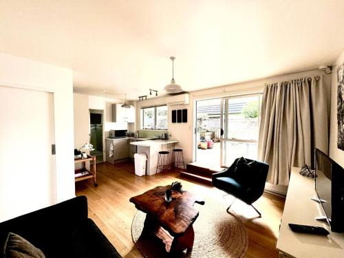 Private One Bedroom Apartment - Narrow Neck Beach - Coastal Haven