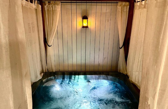 Private Outdoor Spa, Fire Pit - THE RETREAT COOLUM BEACH