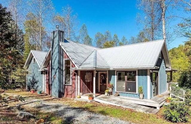 Private, Perfect Paradise. Artists' touches w/HOT TUB!