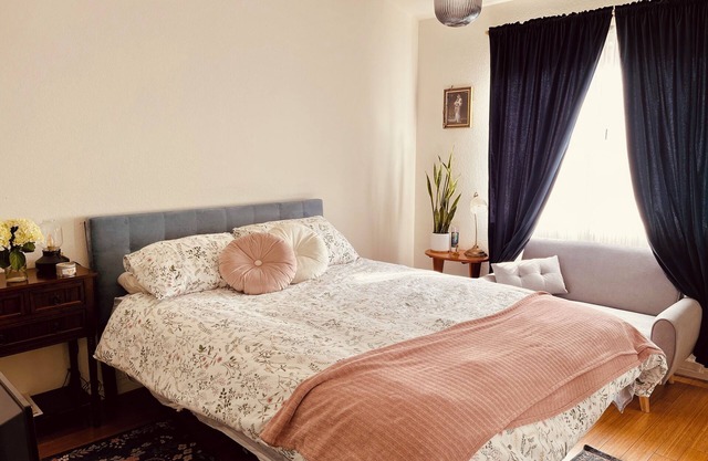 Private pet-friendly bedroom in charming Santa Clarita