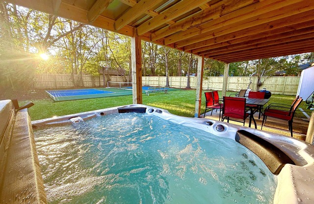 Private Pickleball/Basketball Court - Movie Room - Hot Tub