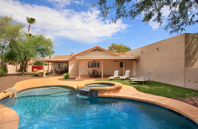 Private Playground: Golf | Pool Table and Hot Tub!