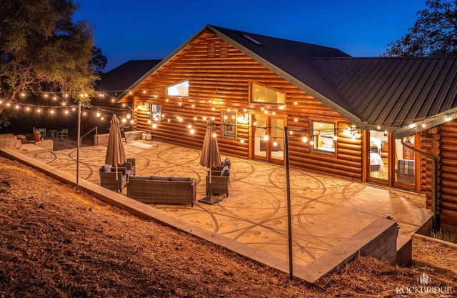 Private Pond, Views from All Rooms and Huge Patio
