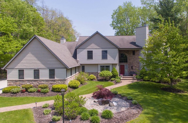 Private Pool/4 Min drive to Beach/5 Star home w/huge yard, firepit & sunroom
