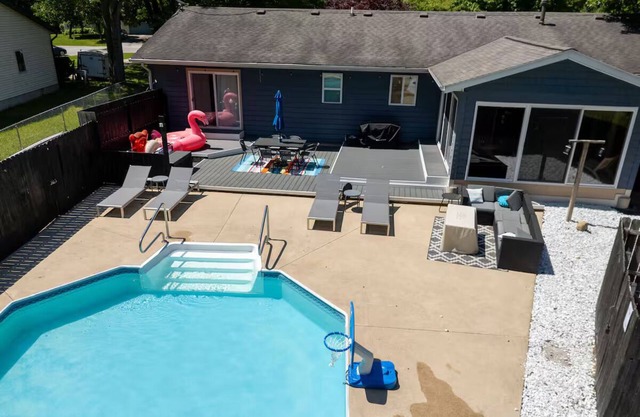 Private Pool - Game Room - Movie Room- Pool is closed!