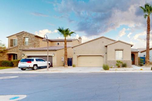 Private Pool & Jacuzzi! Walk 2 Waterfront Home!
