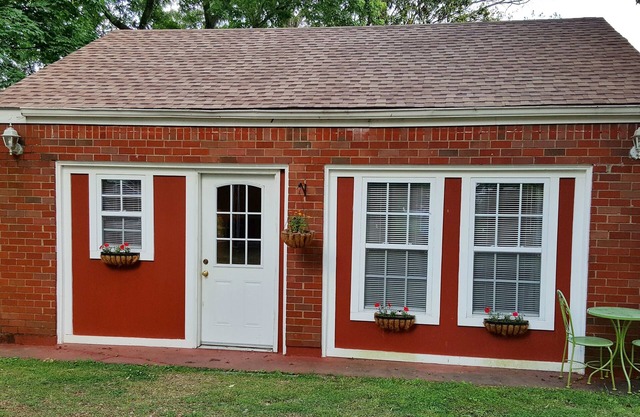 Private, Quiet, Cottage Retreat 10 minutes to downtown Nashville