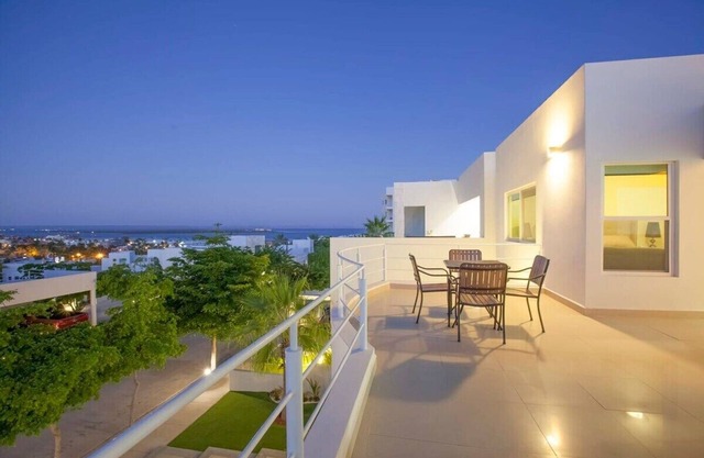 Private Roof Pool with OceanViews, 5mins to Beach!
