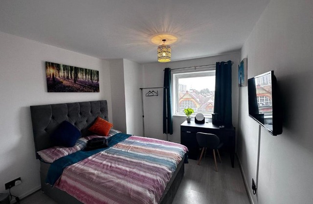 Private Room in London Enfield with parking